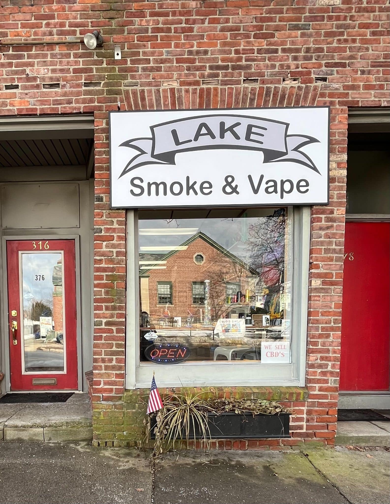 Lake Smoke and Vape, 376 Watertown St, Newton, MA 02458, United States